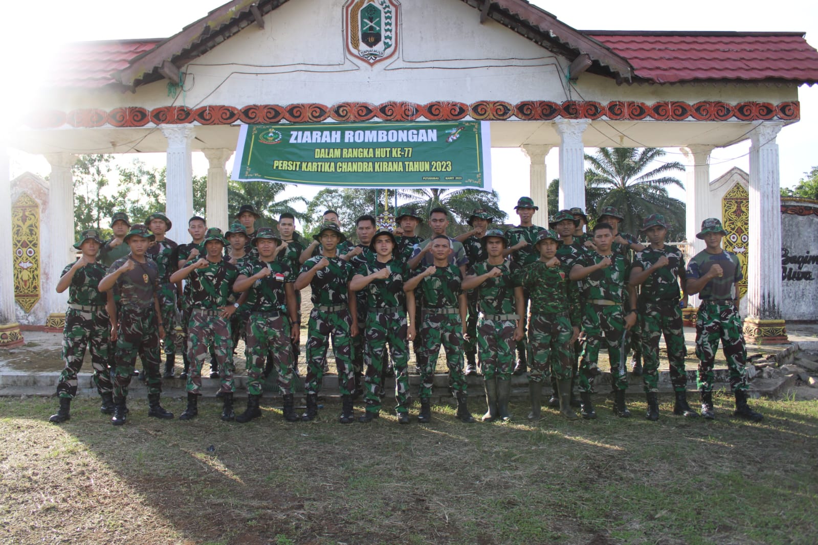 Peringati HUT Persit ke 77, Prajurit Yonif RK 644 Walet Sakti Gotong Royong Bersihkan TMP Manalo Marajuang
