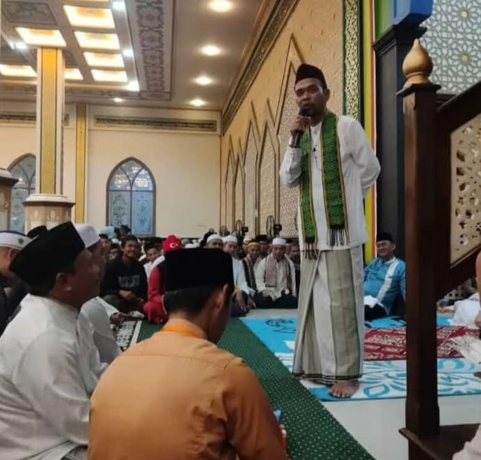 UAS Sampaikan Tausyiah Subuh di Masjid Agung Darunnajah Putussibau