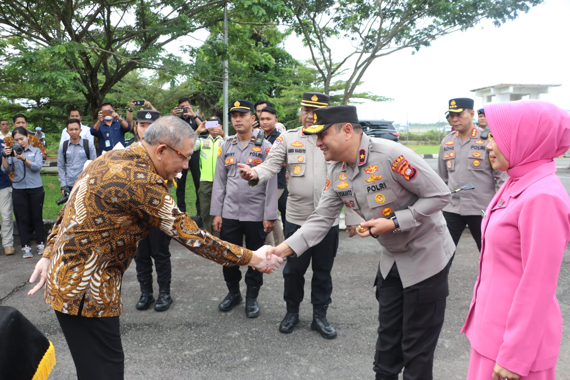 Gubernur Kalbar Sambut Kedatangan Kapolda Baru di Bandara Supadio