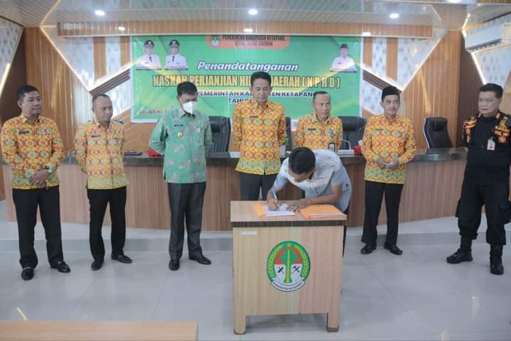 Wabup Ketapang Serahkan Bantuan Dana Hibah kepada 12 Rumah Ibadah, Yayasan dan Ormas