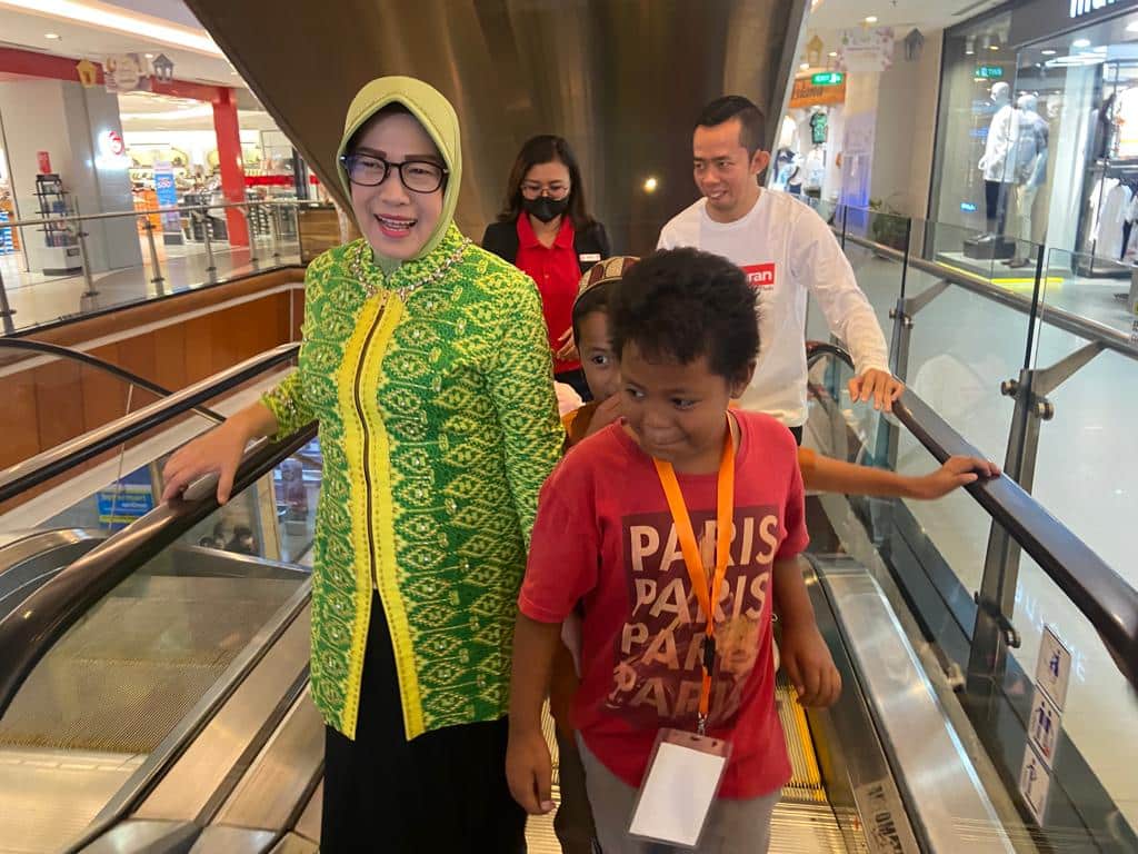 Cerianya Acel Diajak Istri Gubernur Sutarmidji Belanja Baju Lebaran