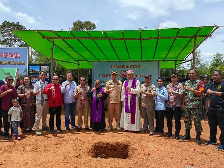 Sekda Ketapang Letakkan Batu Pertama Pembangunan Gereja Katolik Paroki Hati Kudus Yesus Desa Randau