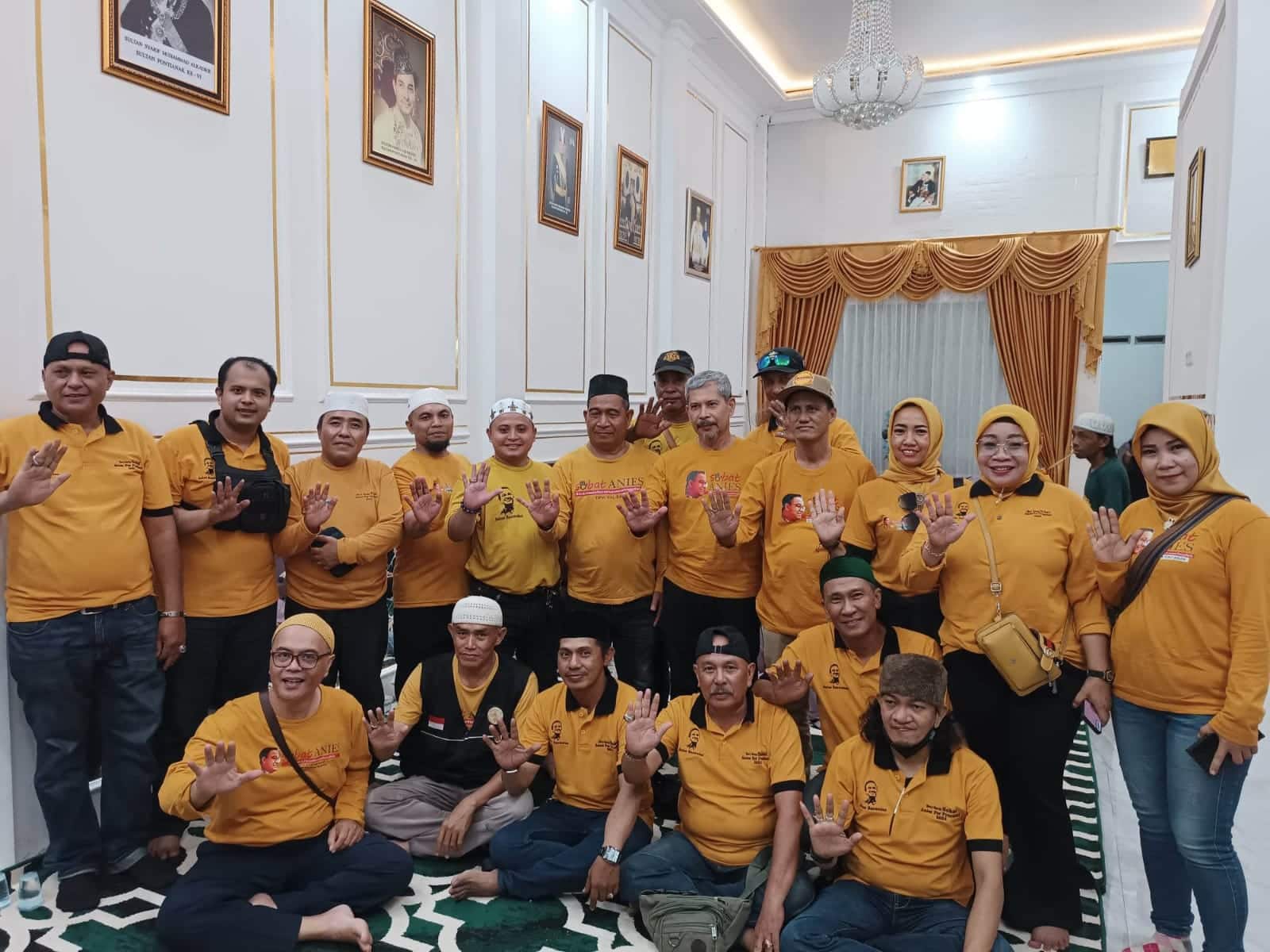 Sobat Anies Kalbar Bagi-bagi Takjil ke Umat Muslim dan Non Muslim di Pontianak