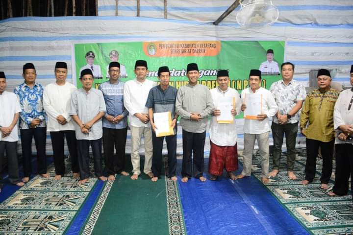 Serahkan Bantuan Hibah Daerah, Wabup Ketapang Harap Dapat Digunakan Tepat Sasaran