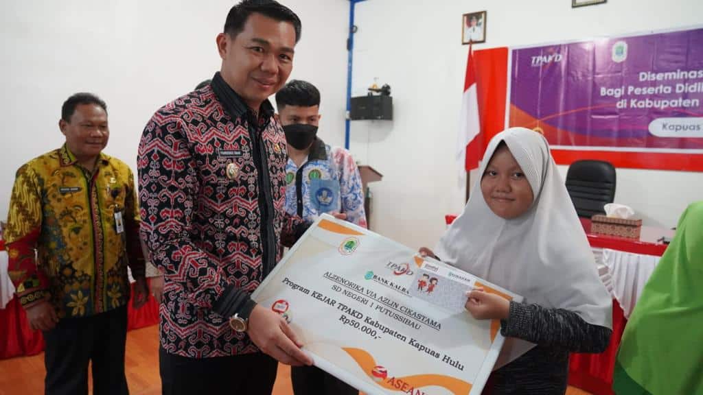 Bupati Kapuas Hulu Dorong Budaya Menabung Sejak Dini