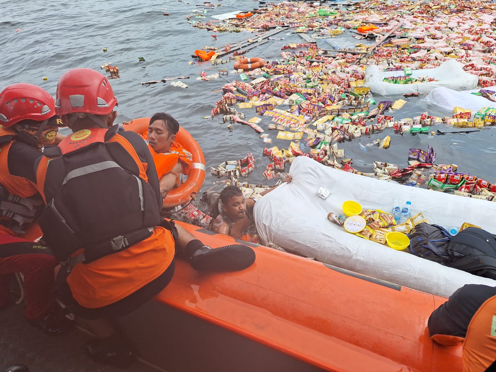 Waduh, Kapal Pembawa Sembako Tenggelam di Perairan Kayong Utara