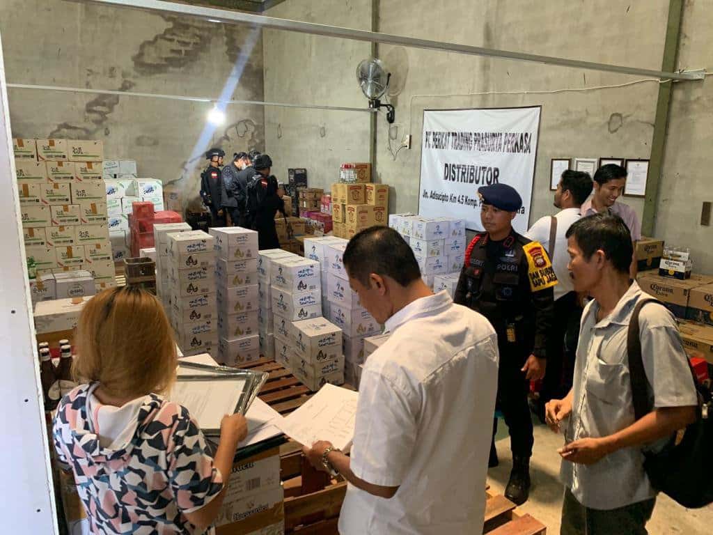 Bongkar Gudang di Adi Sucipto, Polda Kalbar Amankan Ratusan Botol Miras Ilegal Berbagai Merek