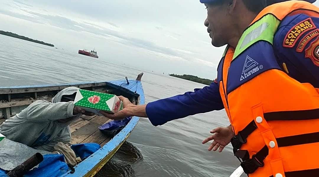 Raih Berkah Ramadhan, Sat Polairud Polres Ketapang Bagikan Takjil Gratis ke Nelayan Pesisir