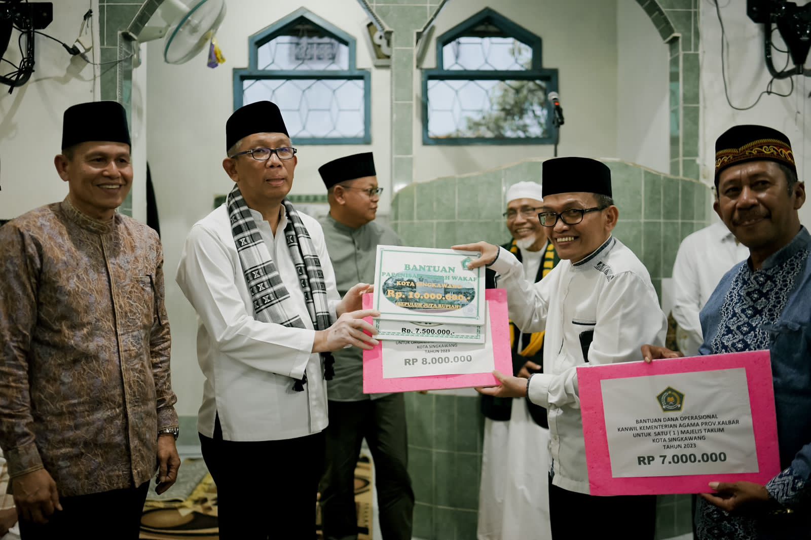 Safari Ramadhan di Dua Kabupaten dan Kota, Gubernur Sutarmidji Lepas Bantuan 800 Paket Pangan dan Rp 800 Juta Hibah Daerah
