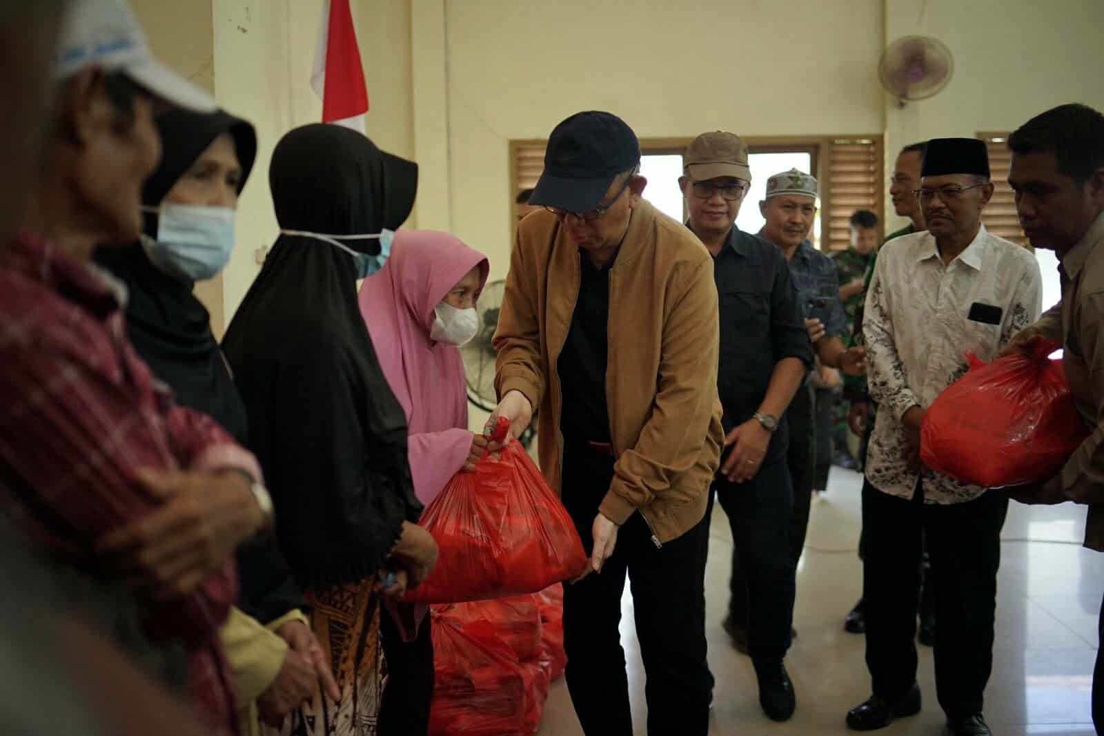 Masih di Singkawang, Sutarmidji Lepas 600 Paket Bansos Pangan Untuk Dua Kecamatan