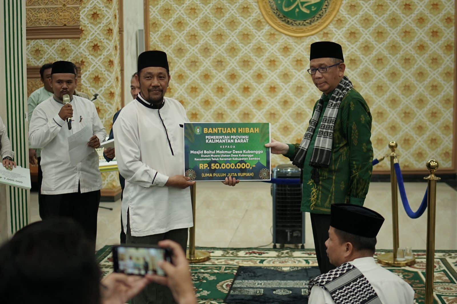Safari Ramadhan di Sambas, Gubernur Midji Serahkan Hibah, Bantuan Peternakan dan Pertanian Untuk Warga
