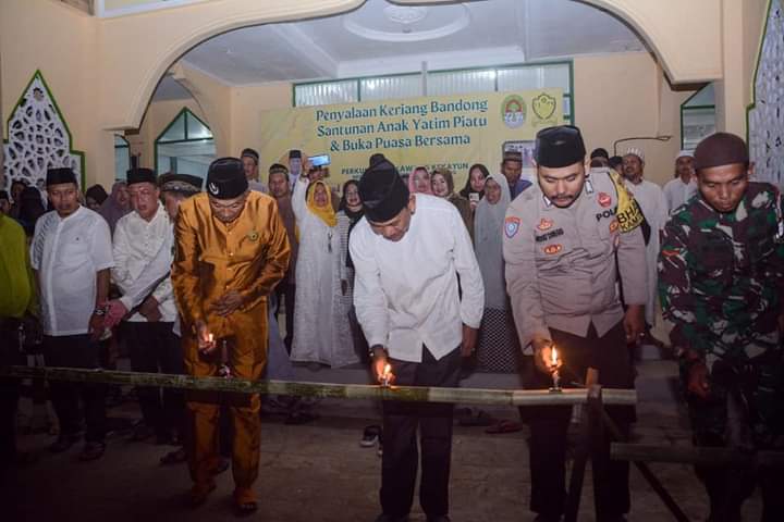 Wabup Ketapang Hadiri Tradisi Penyalaan Keriang Bandong dan Festival Meriam Karbit di Kauman Ketapang