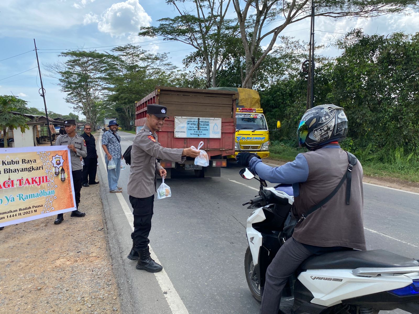 Berkah Ramadhan, Polres Kubu Raya Bagikan Takjil ke Pengguna Jalan