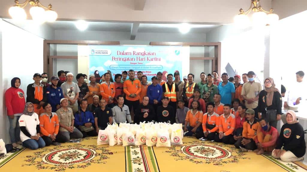 Sambut Idul Fitri 1444 H, Gesma 89 Bagikan Paket Lebaran ke Petugas Kebersihan di Kubu Raya
