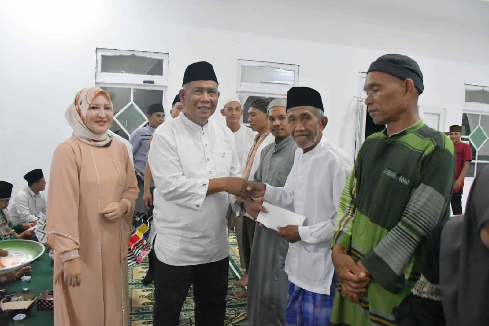Bupati Citra dan Ketua TP PKK KKU Hadiri Safari Ramadhan di Simpang Hilir