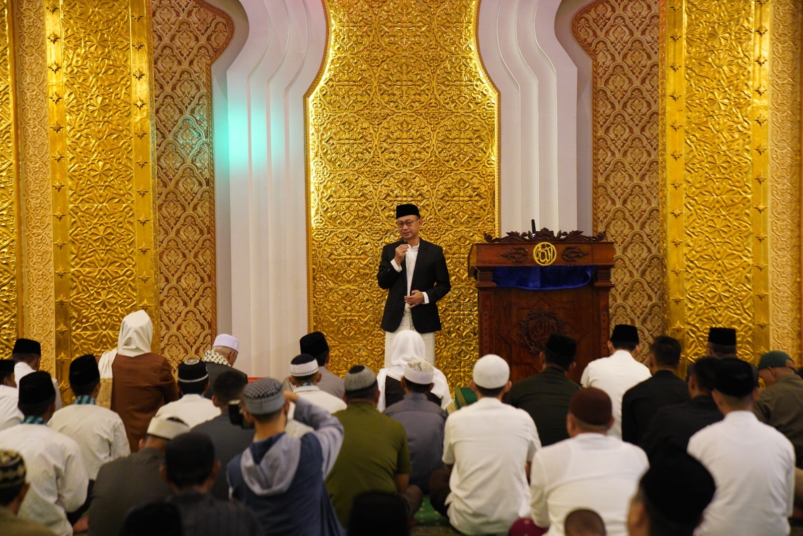 Rayakan Hari Kemenangan dengan Introspeksi Diri, Wako dan Wawako Shalat Ied di Masjid Al Khalifah Kantor Wali Kota