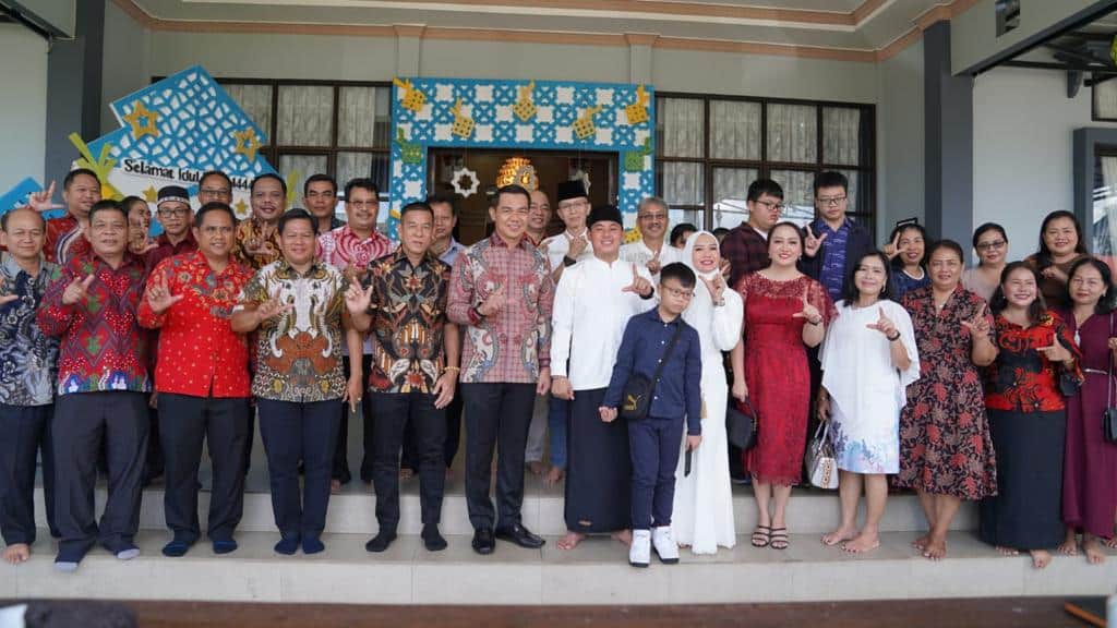Sambung Tali Silaturahmi dan Kekeluargaan, Bupati dan Istri Lebaran ke Rumah Wakil Bupati Kapuas Hulu