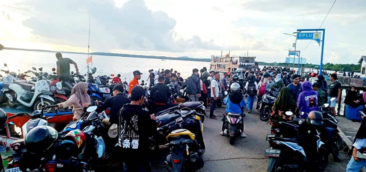 Arus Balik di Pelabuhan Teluk Batang Membludak, Penumpang Kehabisan Tiket
