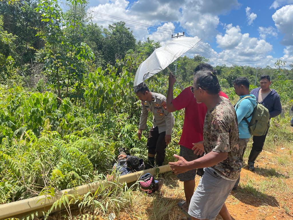 Polisi Berikan Pertolongan Pertama ke Korban Kecelakaan Tunggal di Jalan Trans Kalimantan