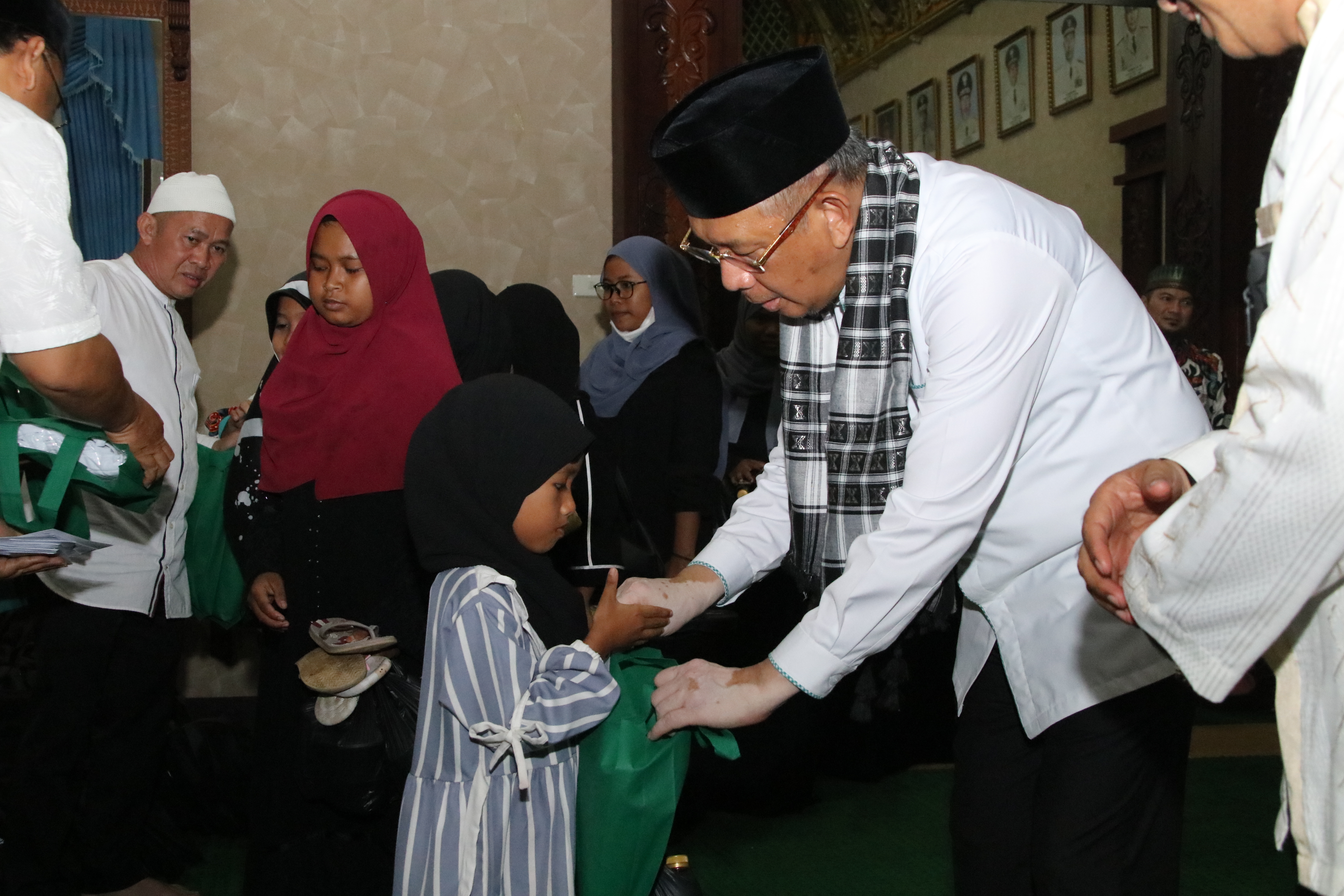 Gubernur Kalbar Berbagi Keceriaan Bersama Anak Yatim di Pendopo