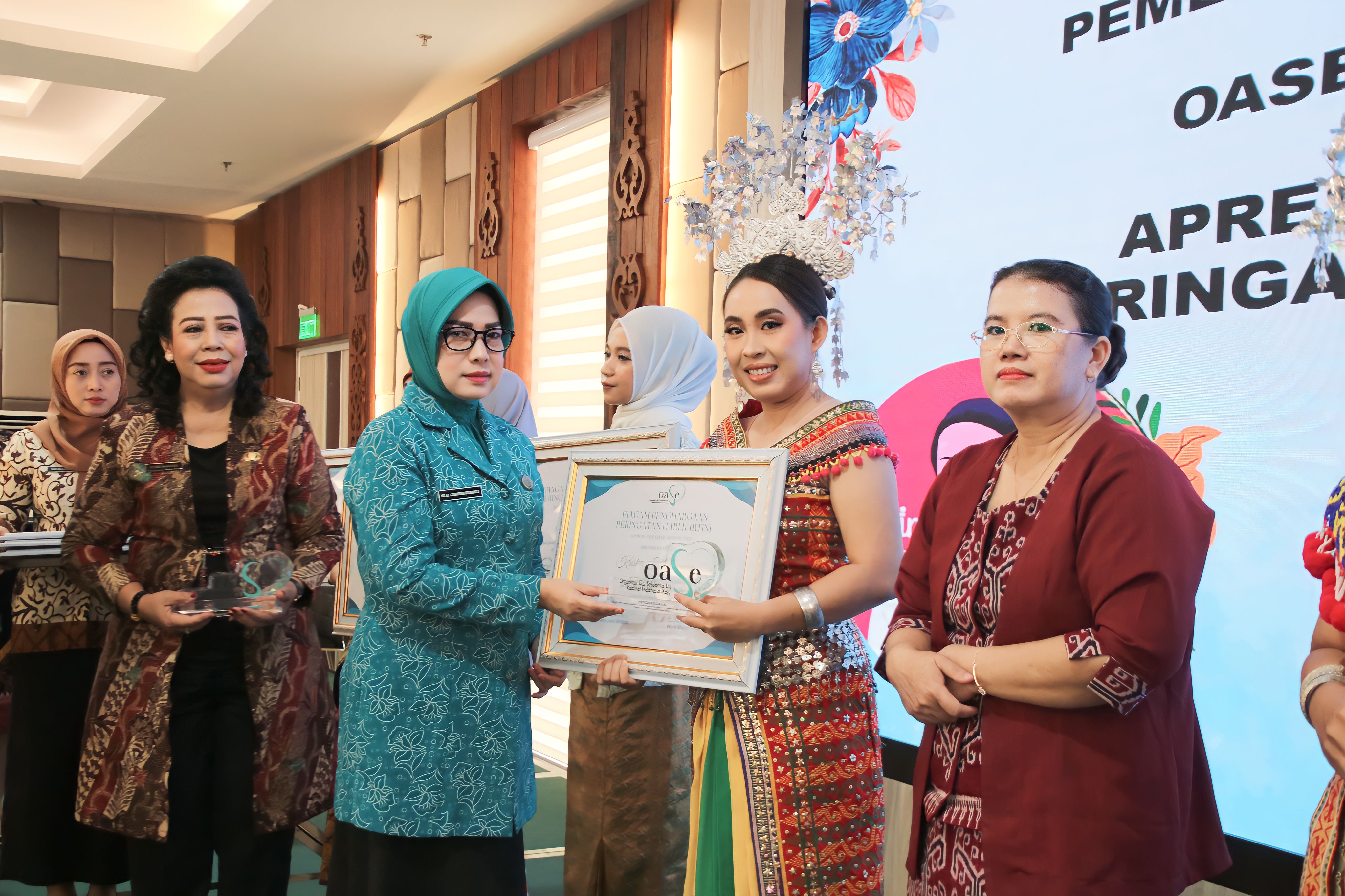 Hari Kartini, Lismaryani Serahkan Penghargaan ke 14 Perempuan Berjasa dan Berprestasi