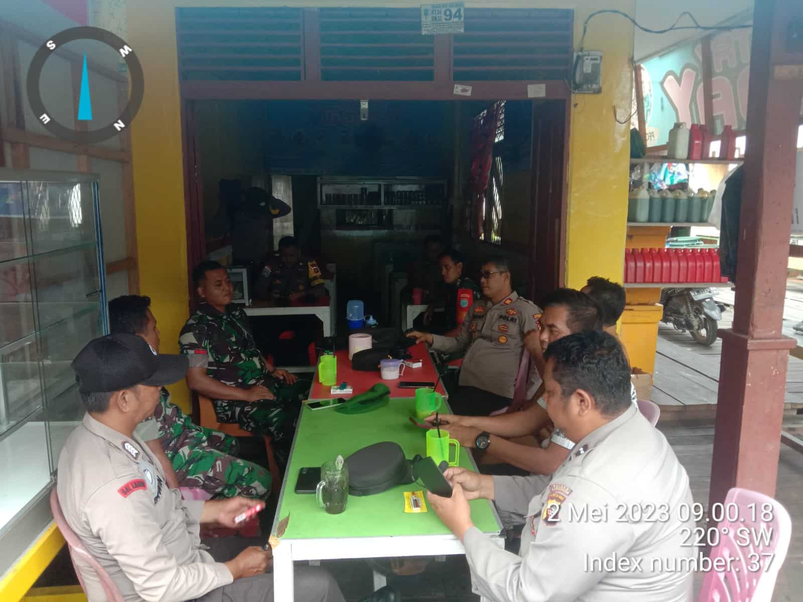 Perkuat Solidaritas, Polsek Bunut Hilir dan Koramil 1206-8/Bunut Hilir Ngopi Bareng