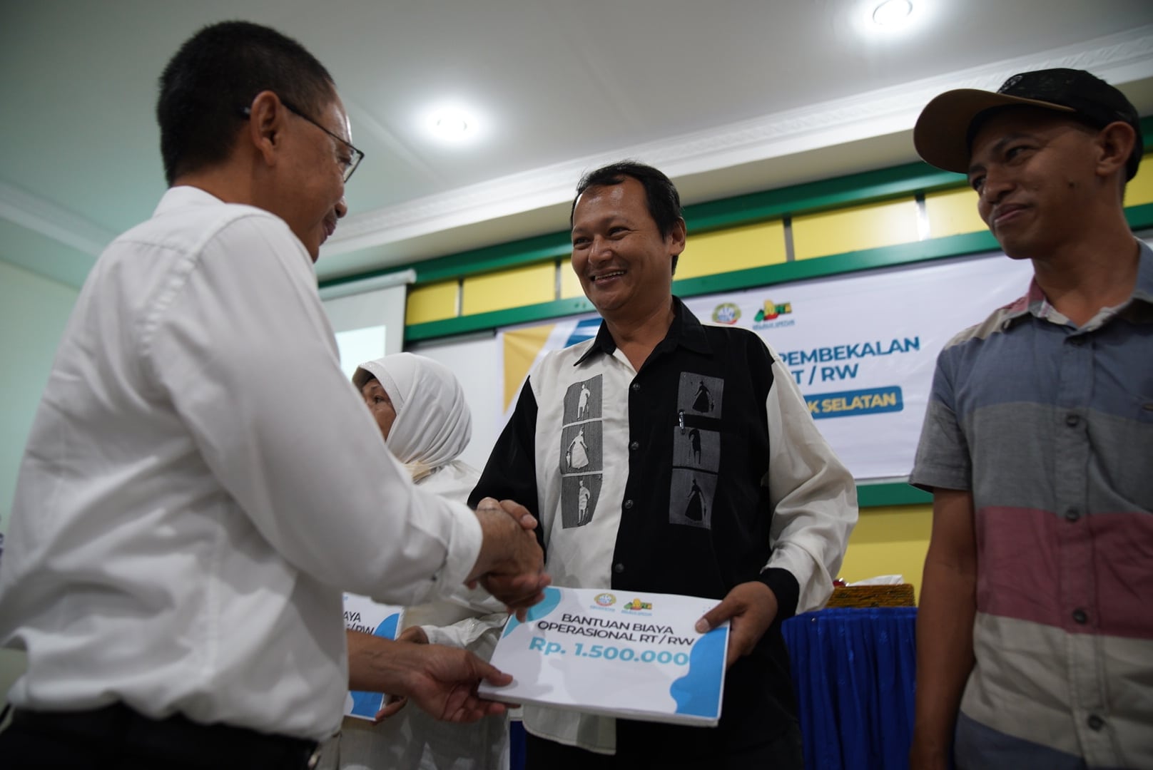 Pemkot Gelar Sosialisasi PBG dan Penyerahan Bantuan Operasional kepada Ratusan RT/RW se-Kecamatan Pontianak Selatan