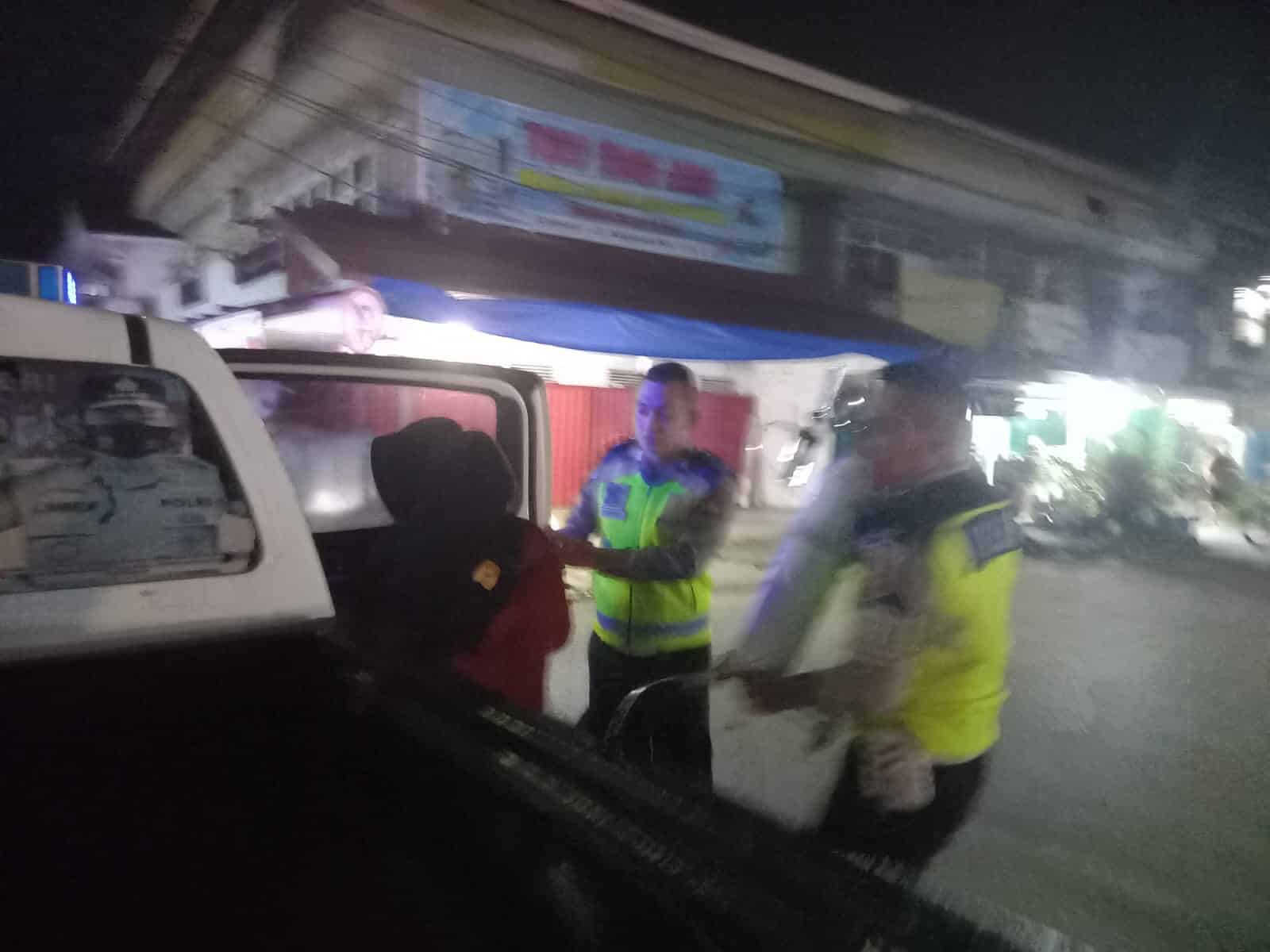 Aksi Humanis Anggota Polres Sekadau Antarkan Bayi Sesak Nafas ke RSUD