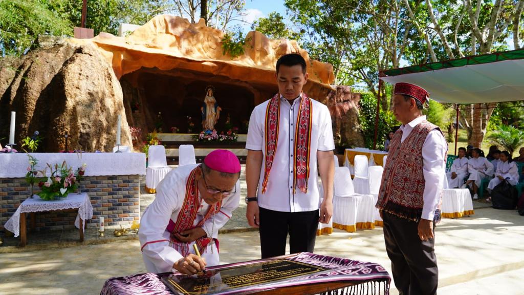 Bupati Kapuas Hulu Hadiri Pemberkatan dan Peresmian Gua Maria Pengantar Rahmat Paroki Santo Yohanes Rasul Seluan 