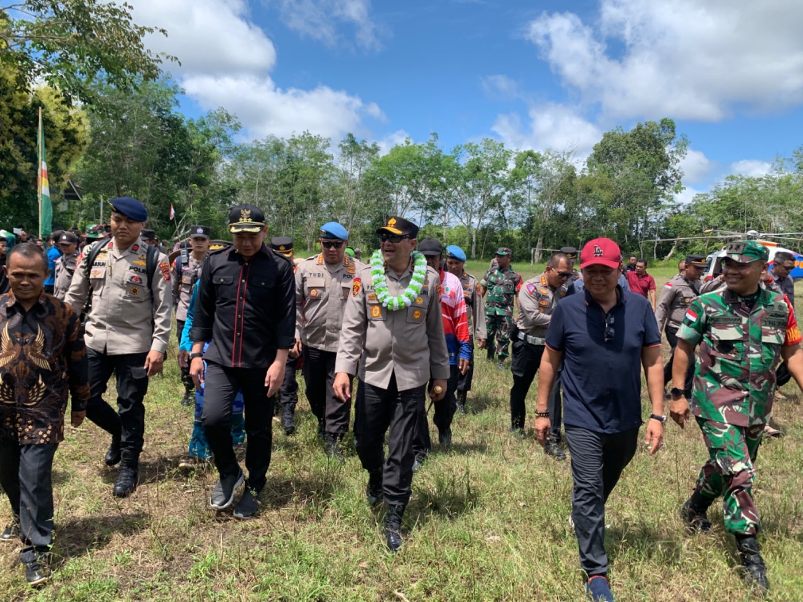Kapolda Kalbar Hadiri Undangan Bupati Kapuas Hulu Panen Raya Ikan di Danau Lindung Desa Teluk Aur