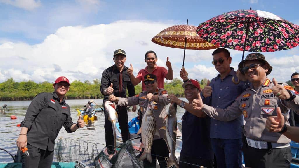 Bersama Ketua Komisi V DPR RI dan Kapolda Kalbar, Bupati Kapuas Hulu Panen Raya Ikan Konsumsi di Desa Teluk Aur
