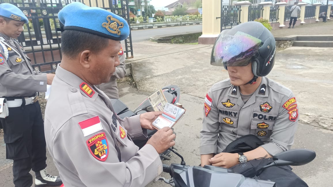Cegah Pelanggaran, Kasi Propam Cek Administrasi dan Sikap Tampang Personel Polres Kapuas Hulu