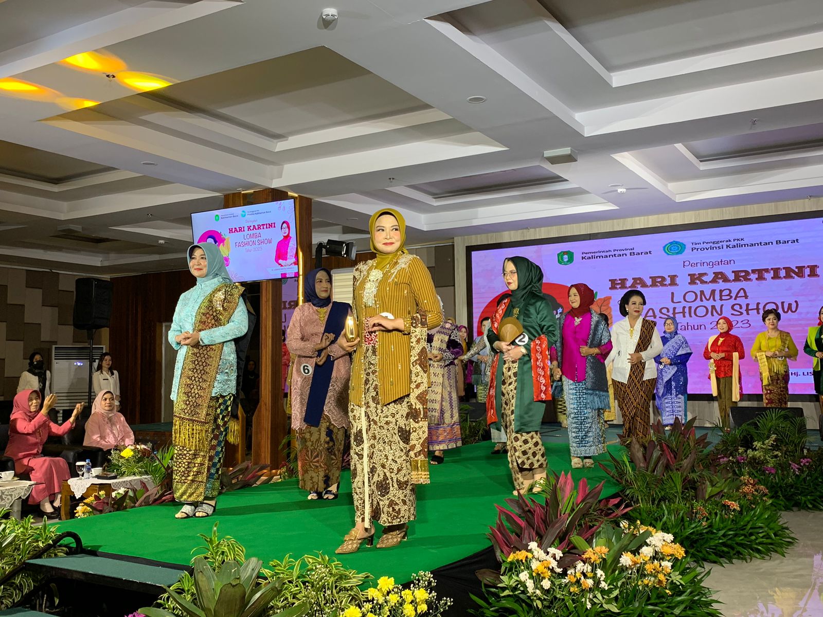Peringati Hari Kartini, TP PKK Kalbar Gelar Fashion Show