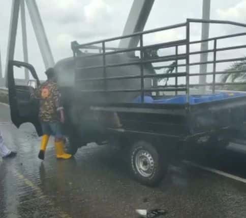 Mobil Pikap Muatan Jeriken Terbakar di Jembatan Kapuas I Pontianak, Pajero Sport Jadi Korban