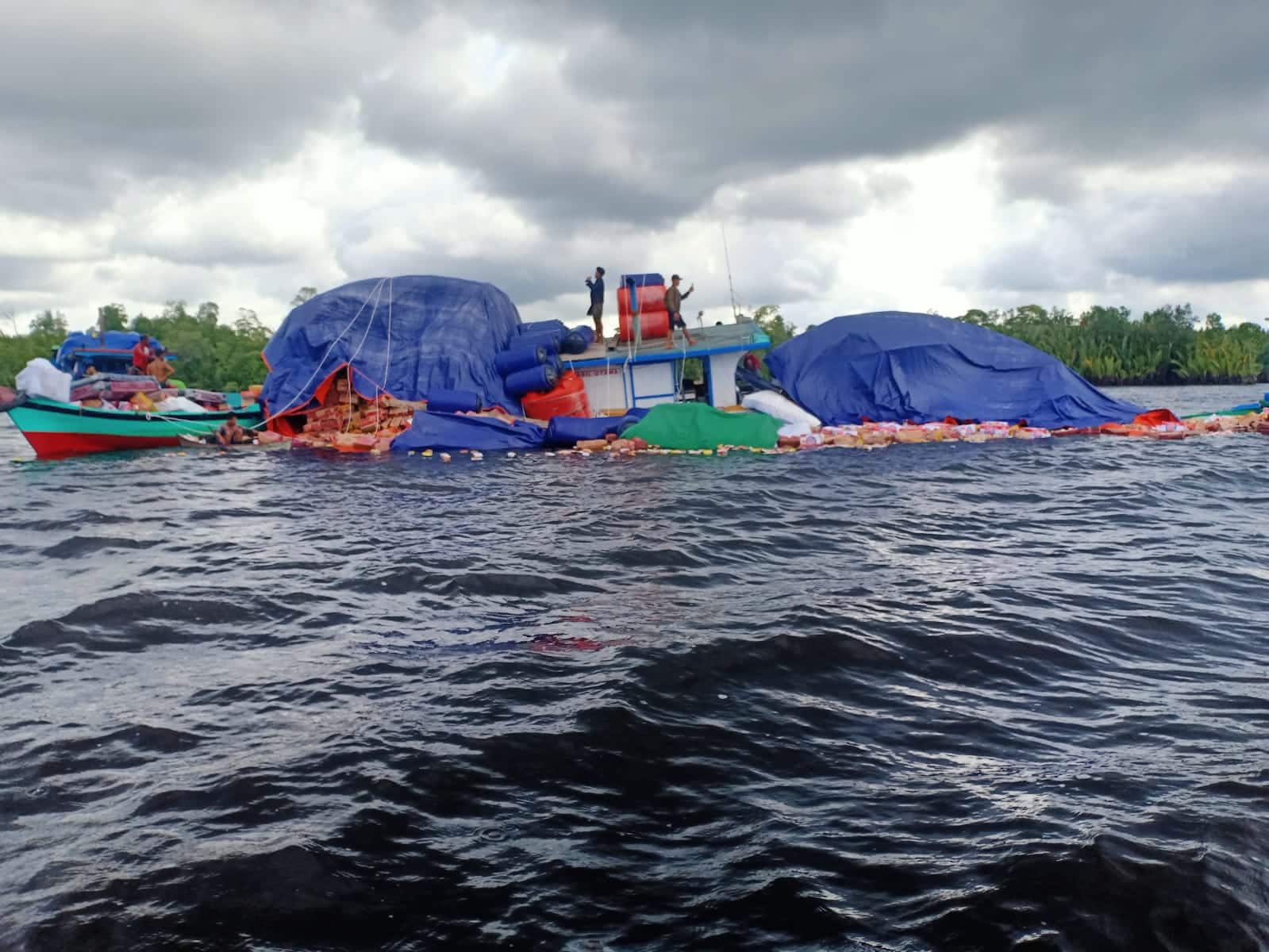 Kapal Motor Barang Hasil Utama Tenggelam di Perairan Batu Ampar, Begini Nasib Nahkoda dan Krunya
