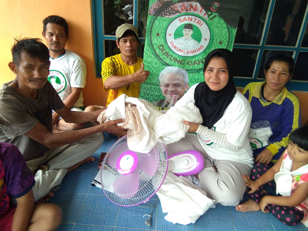 Santri Dukung Ganjar Beri Bantuan Keperluan Ibadah ke Majelis Taklim Darussalam Sanggau