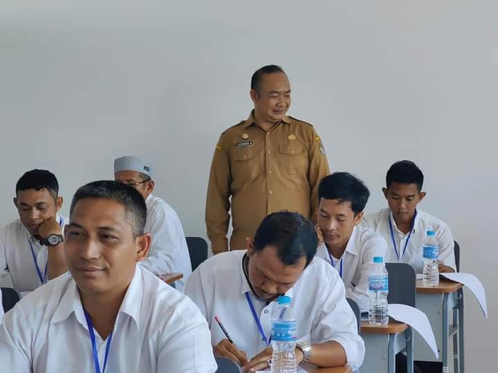 Tinjau Tes Tertulis Bacades, Sekda: Kades Berwawasan dan Kompeten Permudah Pembangunan di Ketapang