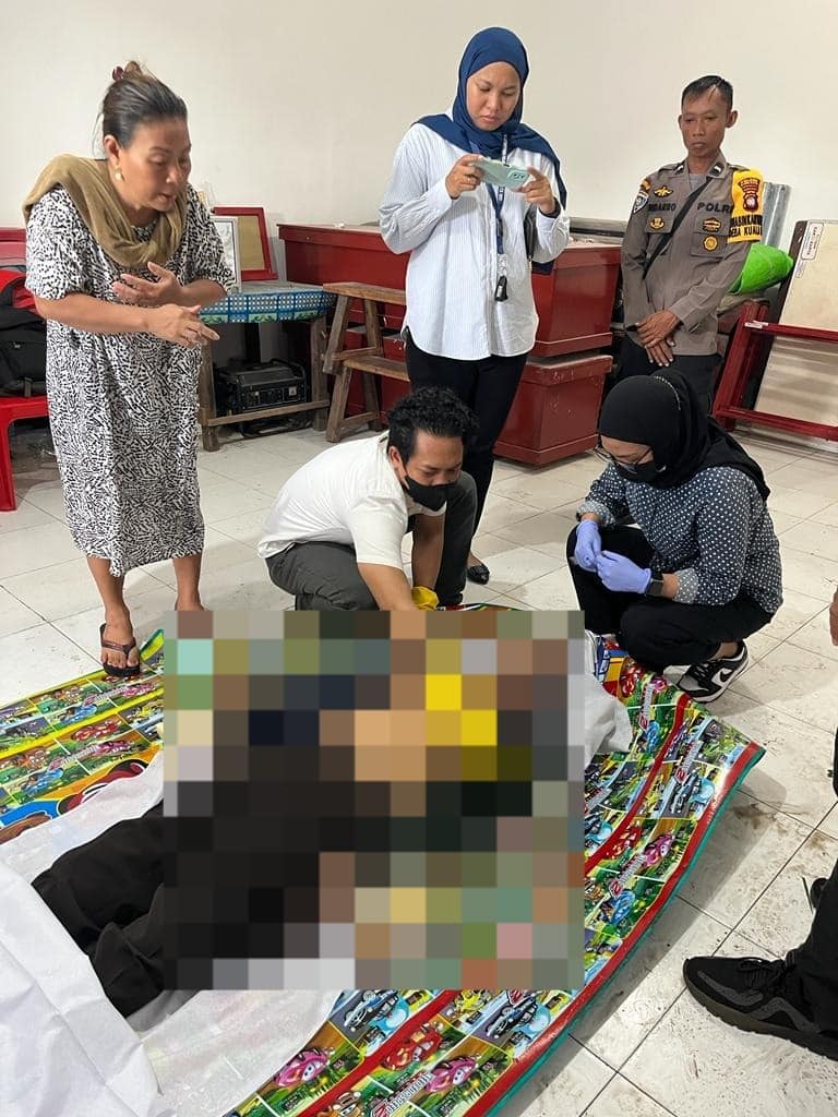 Mayat Pria Ditemukan Mengapung di Parit Keramat, Diduga Gangguan Jiwa