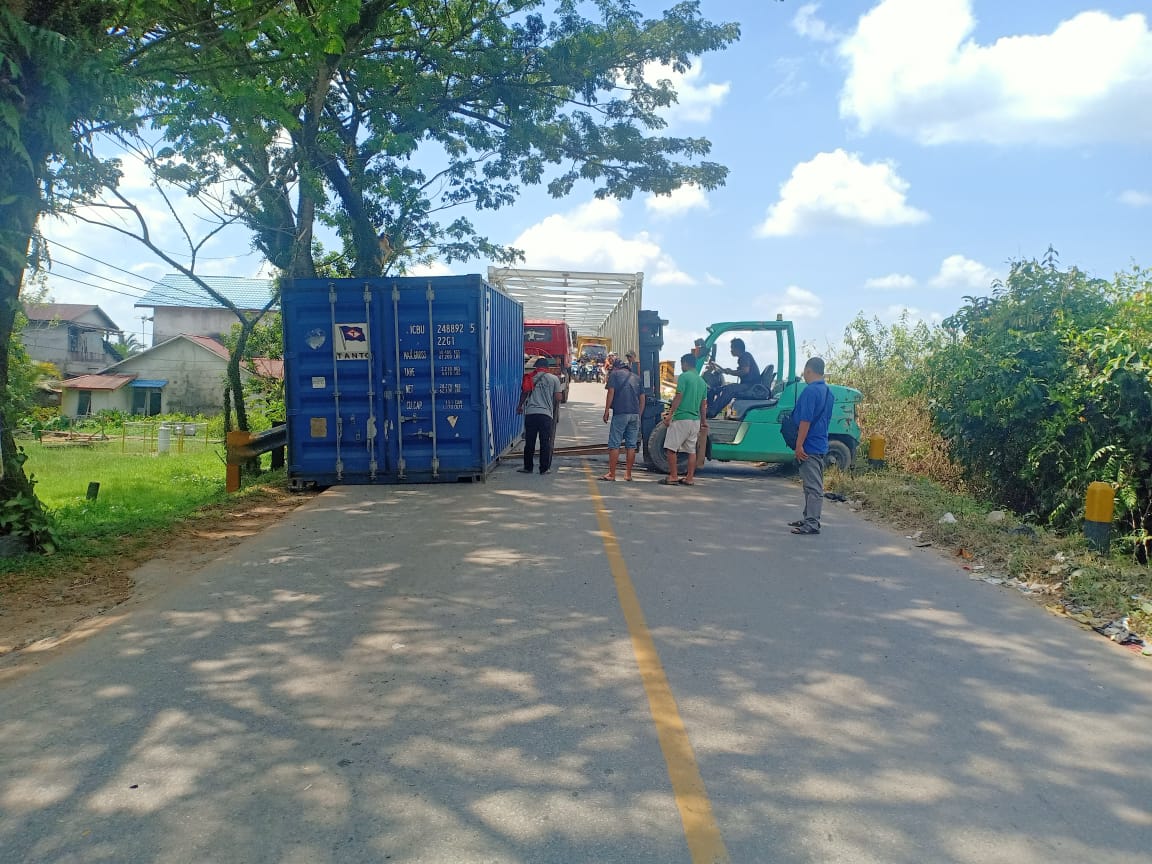 Kontainer Tercecer di Jembatan Kuala Ambawang, Sopir Diduga Lalai