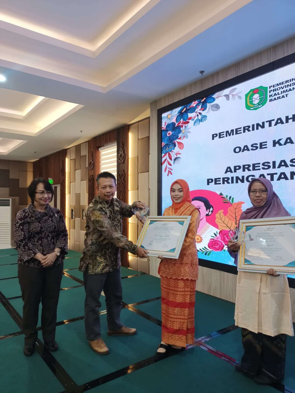 Tengku Anggun Lestari dari Kayong Utara Terima Penghargaan Perempuan Berjasa dan Berprestasi dari OASE-KIM