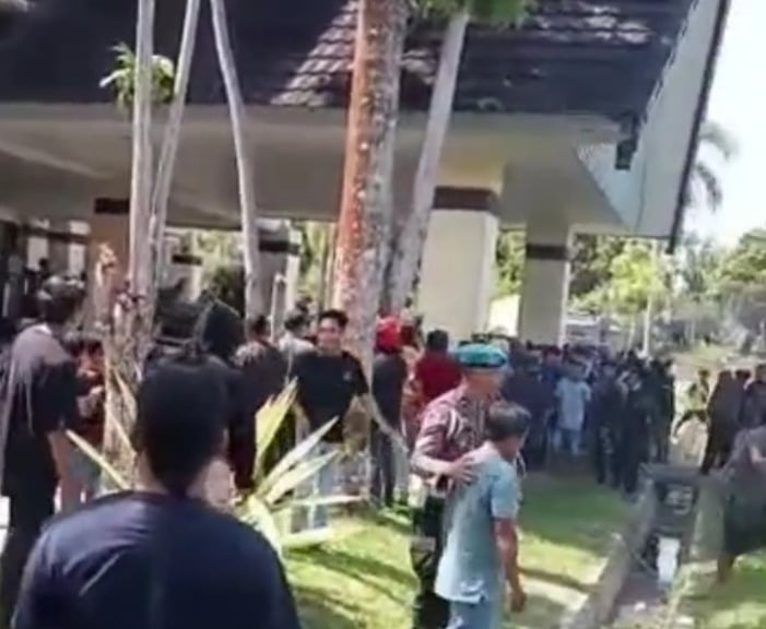 Buntut Penangkapan Tiga Pekerja PETI, Ratusan Massa Geruduk Kantor Bupati Sekadau