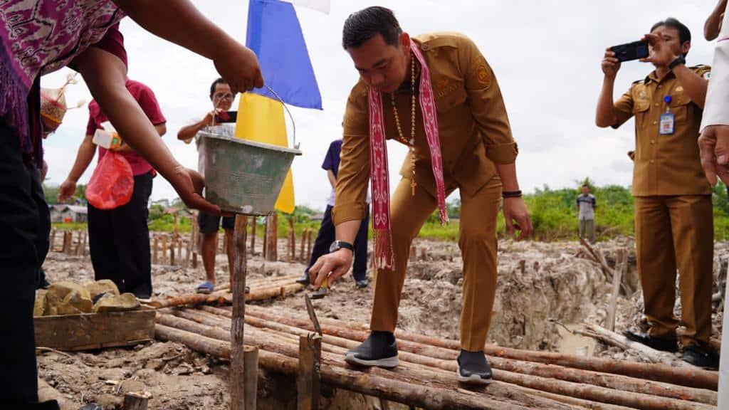 Bupati Kapuas Hulu Letakkan Batu Pertama Pembangunan Pastoran Paroki Santo Paulus Bunut