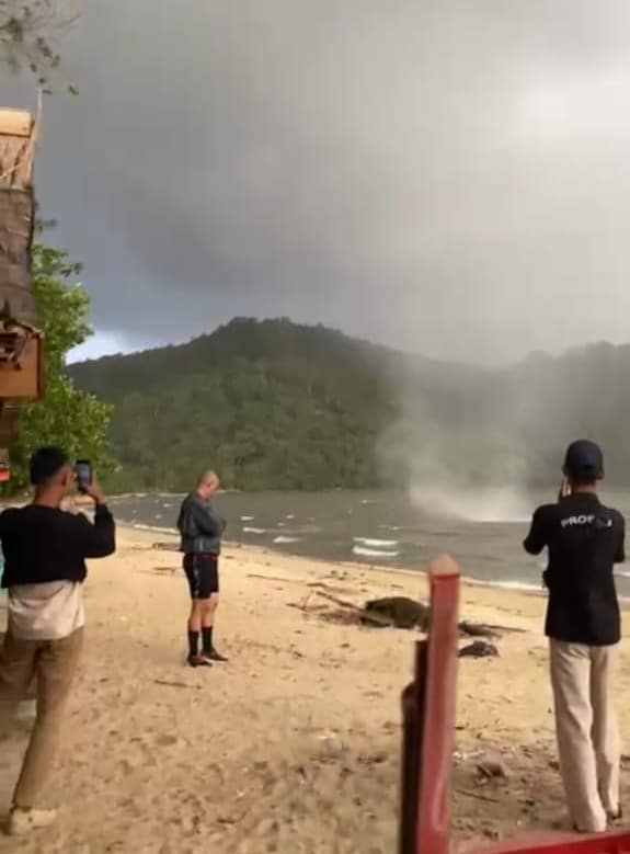 Seram, Detik-detik Angin Puting Beliung Terjang Pantai Pulau Datok