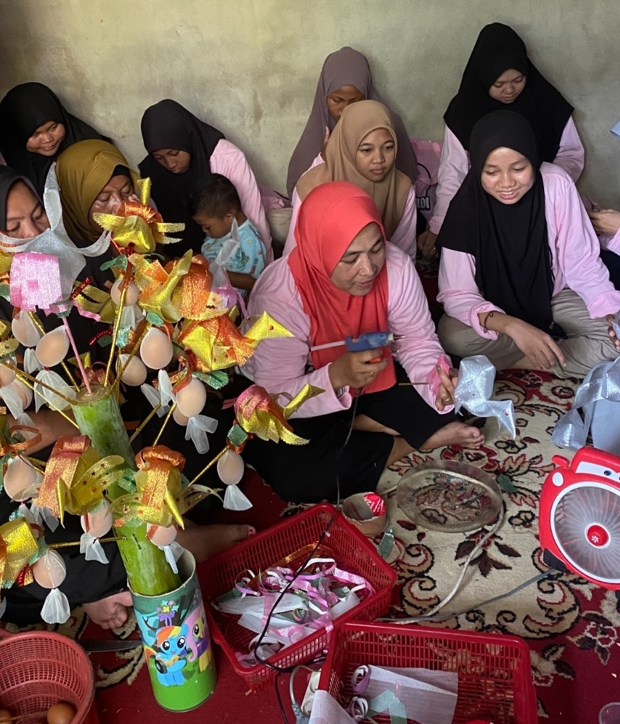 Srikandi Ganjar Kalbar Latih Perempuan Milenial Bikin Bunga Telur