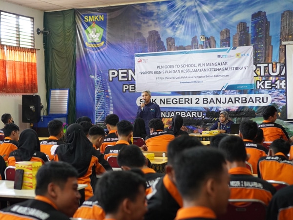 Peringati Hari Pendidikan Nasional, PLN Gelar Program Mengajar di SMK Negeri 2 Banjarbaru