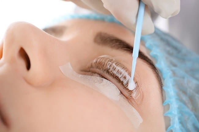 Pecinta Lash Lift, Simak Efek Samping Penggunaan Berikut Ini