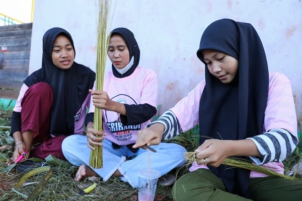 Srikandi Ganjar Kalbar Bersama Milenial Kapuas Hulu Sulap Daun Nyiur Jadi Produk Bernilai
