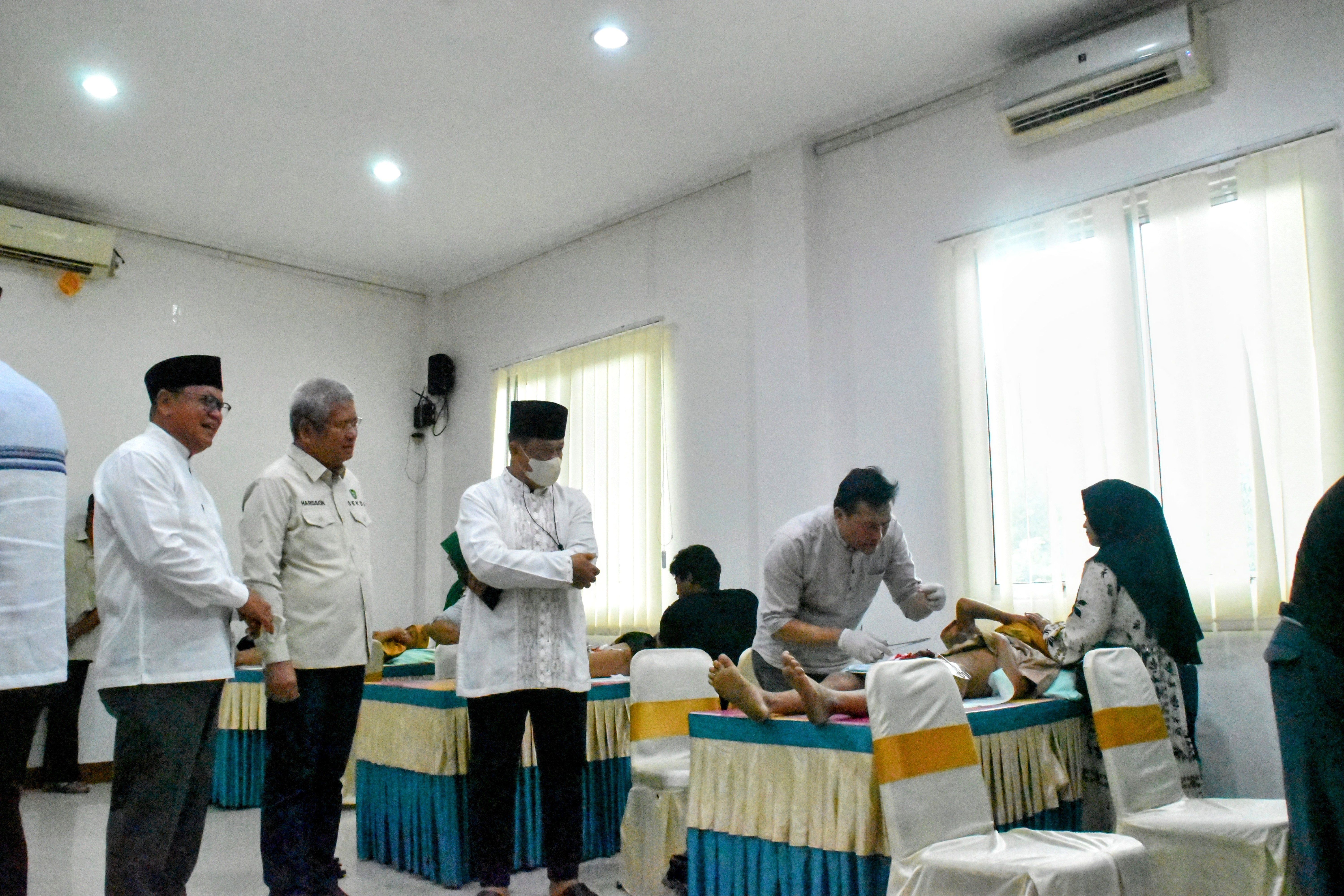 Hadiri Khitanan Massal Bank Kalbar, Sekda Harisson: Tanamkan Keberanian dan Kebersihan kepada Anak