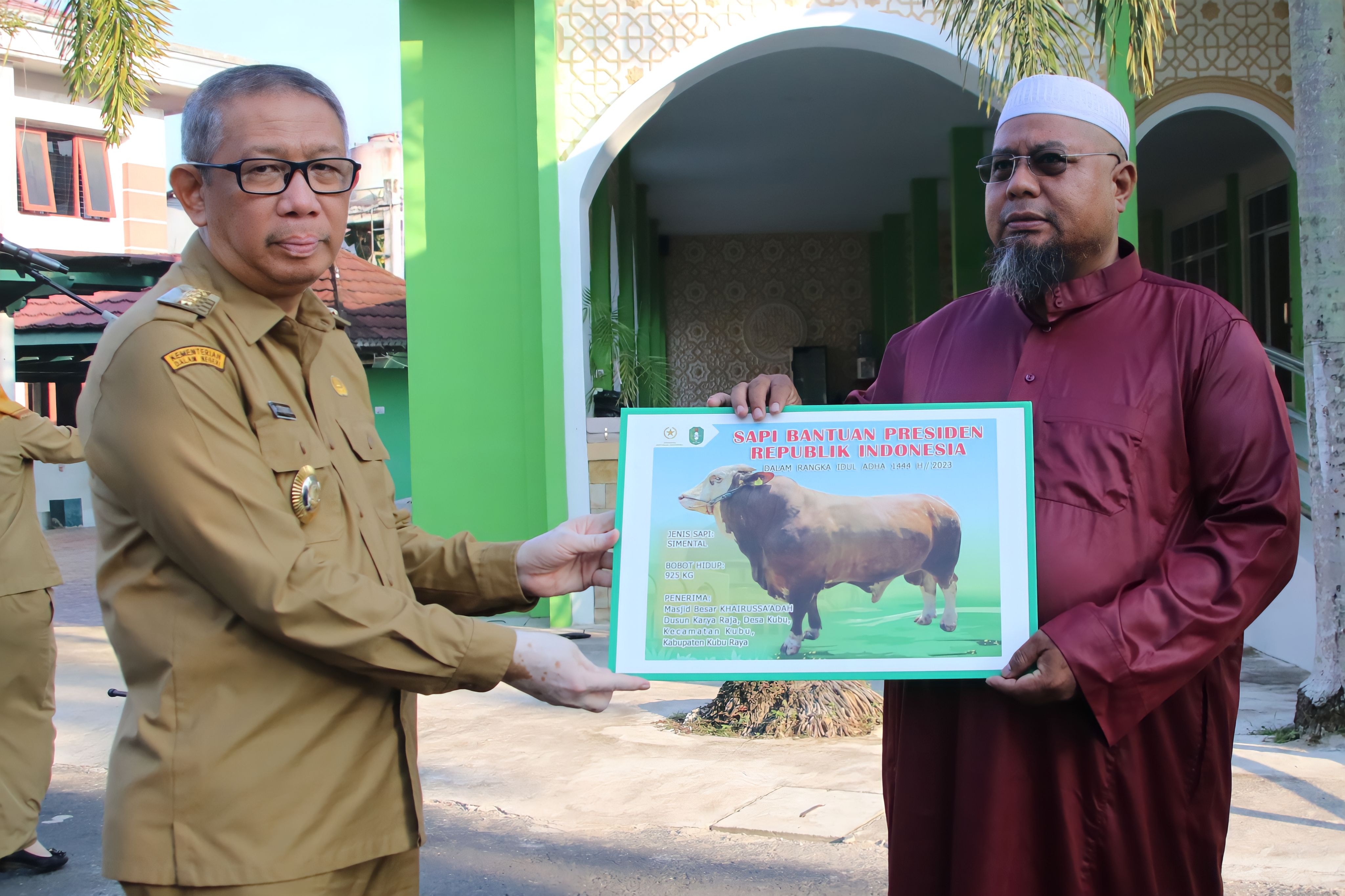 Gubernur Kalbar Serahkan Sapi Banpres ke Masjid Khairussa'adah