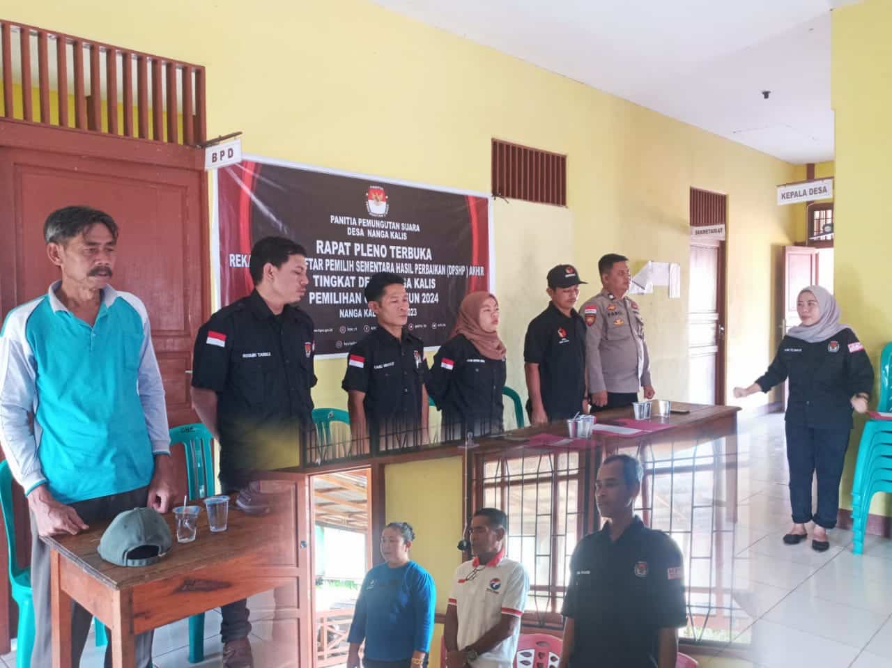 Polsek Kalis Hadiri Rapat Pleno Terbuka Rekapitulasi DPSHP Desa Nanga Kalis